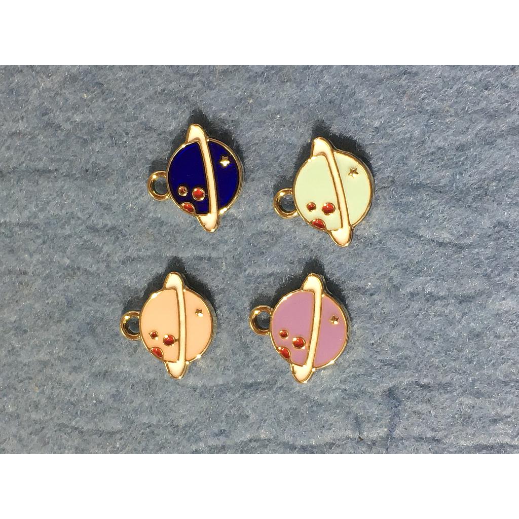 DIJE SATURNO DE ENAMEL 4 PIEZAS